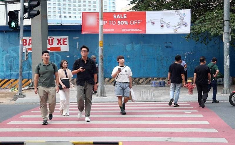 Close-up of the proposed location for additional lights for pedestrians crossing the street in Ho Chi Minh City