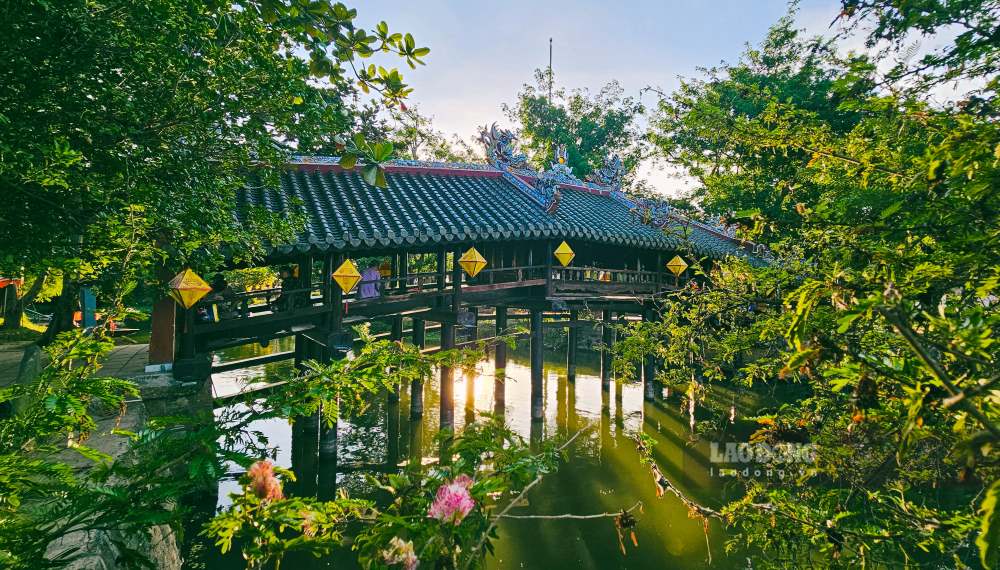 Nam yen binh o xa Thuy Thanh, thi xa Huong Thuy (TP Hue), cau ngoi Thanh Toan la mot trong nhung cay cau co noi bat ve kien truc va gia tri van hoa, duoc xem nhu cong trinh lang que dep bac nhat xu Hue.