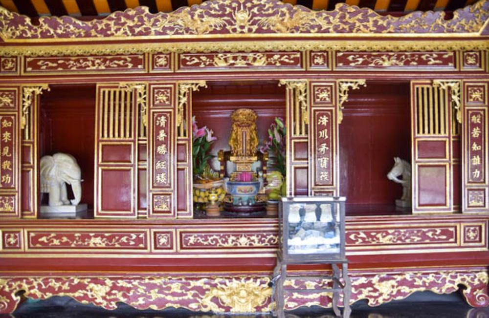Mot diem dac biet cua cay cau la gian giua tho ba Tran Thi Dao, nguoi da tu nguyen bo tien xay dung cay cau de phuc vu dan lang. Tam long cua ba duoc nguoi dan truyen tung va tuong nho den tan ngay nay.