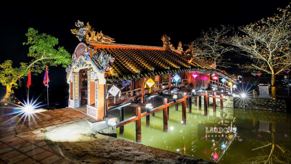 Cau ngoi Thanh Toan duoc kien truc theo kieu “thuong gia ha kieu” (tren nha duoi cau) la mot loai kien truc co gia tri nghe thuat cao.