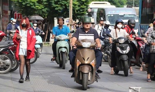 Xe máy leo vỉa hè để di chuyển tại tuyến đường Hồ Tùng Mậu (quận Cầu Giấy, TP Hà Nội). Ảnh: Mỹ Linh