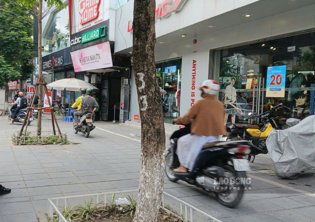 Nguoi dan dieu khien xe gan may di chuyen tren via he tai tuyen duong Ho Tung Mau (quan Cau Giay, TP Ha Noi) trong sang ngay 19.6.2025. Anh: Thanh Nhan