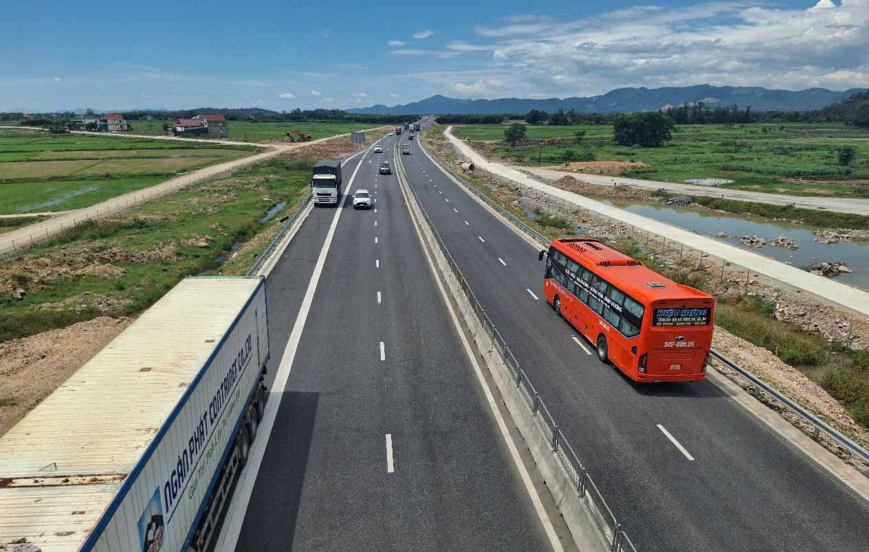 The North-South Expressway in Ha Tinh with 2 component projects Bai Vot - Ham Nghi and Ham Nghi - Vung Ang has been open to traffic for nearly 2 months now. Photo: Tran Tuan.