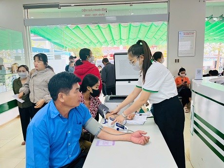 Los miembros del sindicato y los trabajadores en la provincia de Buon Ho Town, Dak Lak son apoyados con el examen de salud. Foto: Pham Quyen