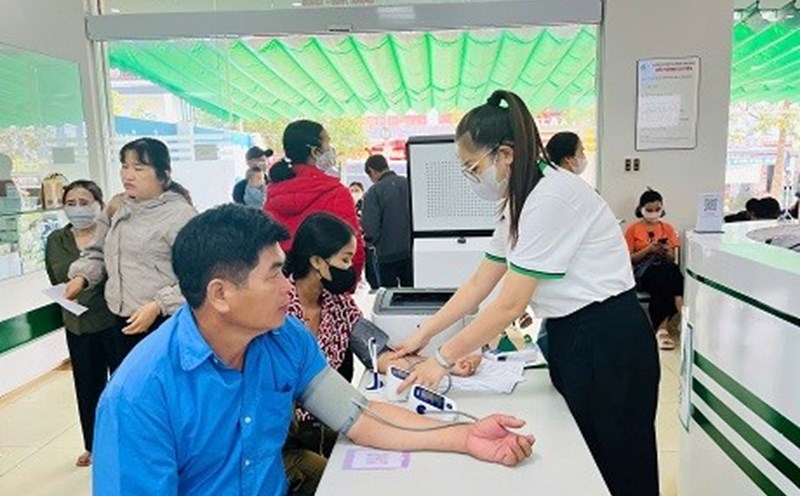Union members and workers in Buon Ho town, Dak Lak province are supported with health check-ups. Photo: Pham Quyen