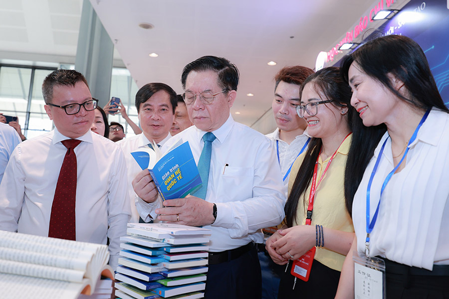 Uy vien Bo Chinh tri, Bi thu Trung uong Dang, Truong Ban Tuyen giao va Dan van Trung uong Nguyen Trong Nghia cung cac dai bieu tham gian cac gian trung bay cua cac co quan bao chi truoc khi dien ra Le khai mac chinh thuc. Anh: Hai NguyenUy vien Bo Chinh tri, Bi thu Trung uong Dang, Truong Ban Tuyen giao va Dan van Trung uong Nguyen Trong Nghia cung cac dai bieu tham gian cac gian trung bay cua cac co quan bao chi truoc khi dien ra Le khai mac chinh thuc. Anh: Hai Nguyen