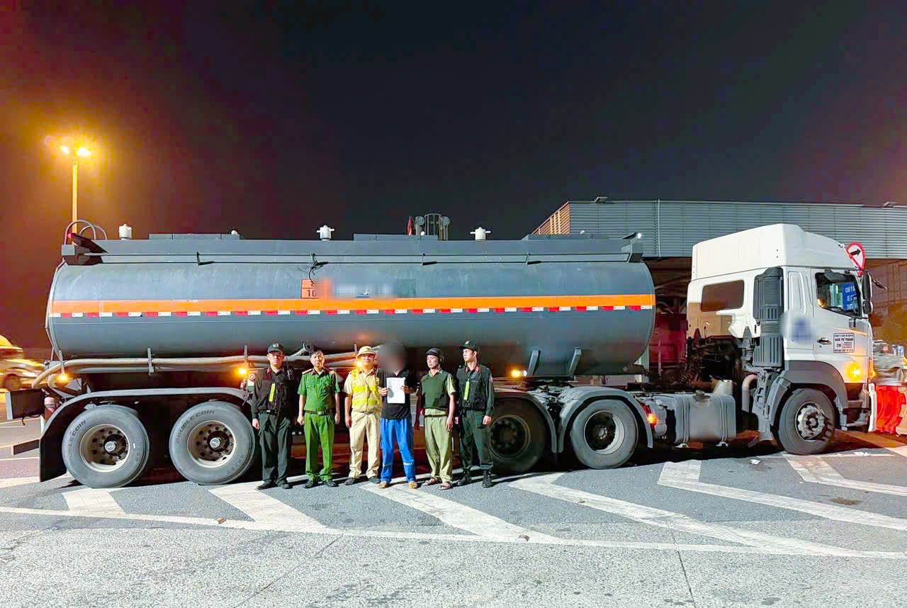 Deteccion de tractores en la autopista 1 positivo para drogas. Foto: Policia de Dong Nai