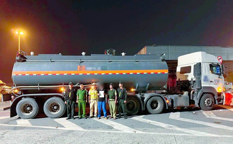Tractor-trailer driver on National Highway 1 tested positive for drugs. Photo: Dong Nai Police