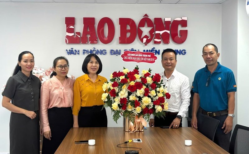 Journalist Phan Thanh Hai - Deputy Head of the Representative Office of Lao Dong Newspaper in the Central region (2nd, from left) received congratulatory flowers from the Da Nang City Labor Federation. Photo: Tran Thi