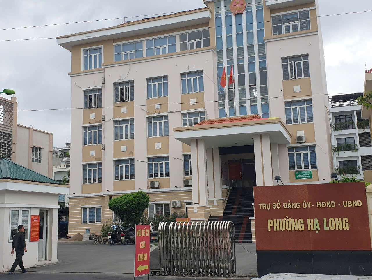 Tru so cua phuong Ha Long moi. Truoc do la tru so cua Dang uy, HDND, UBND phuong Hong Hai, TP Ha Long, tinh Quang Ninh. Anh: Nguyen Hung