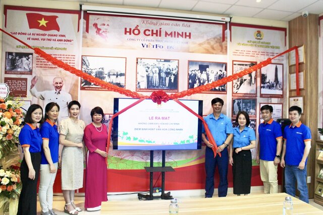 La Federacion Laboral del Distrito de Gia Lam organizo el lanzamiento de "Actividades culturales de trabajadores" Vietnam Food Stock Company. Foto: Thu Hang