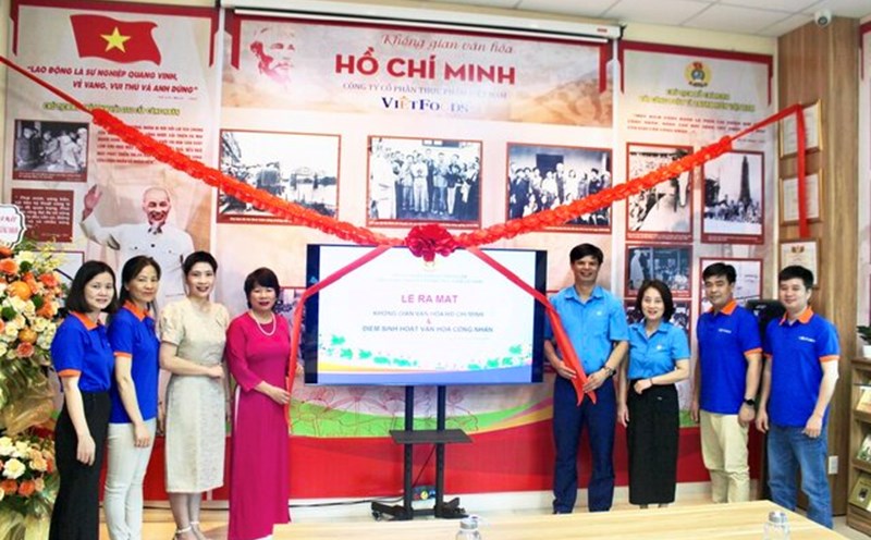 Gia Lam District Labor Federation organized the launching ceremony of the "Workers' Cultural Activity Point" of Vietnam Food Joint Stock Company. Photo: Thu Hang