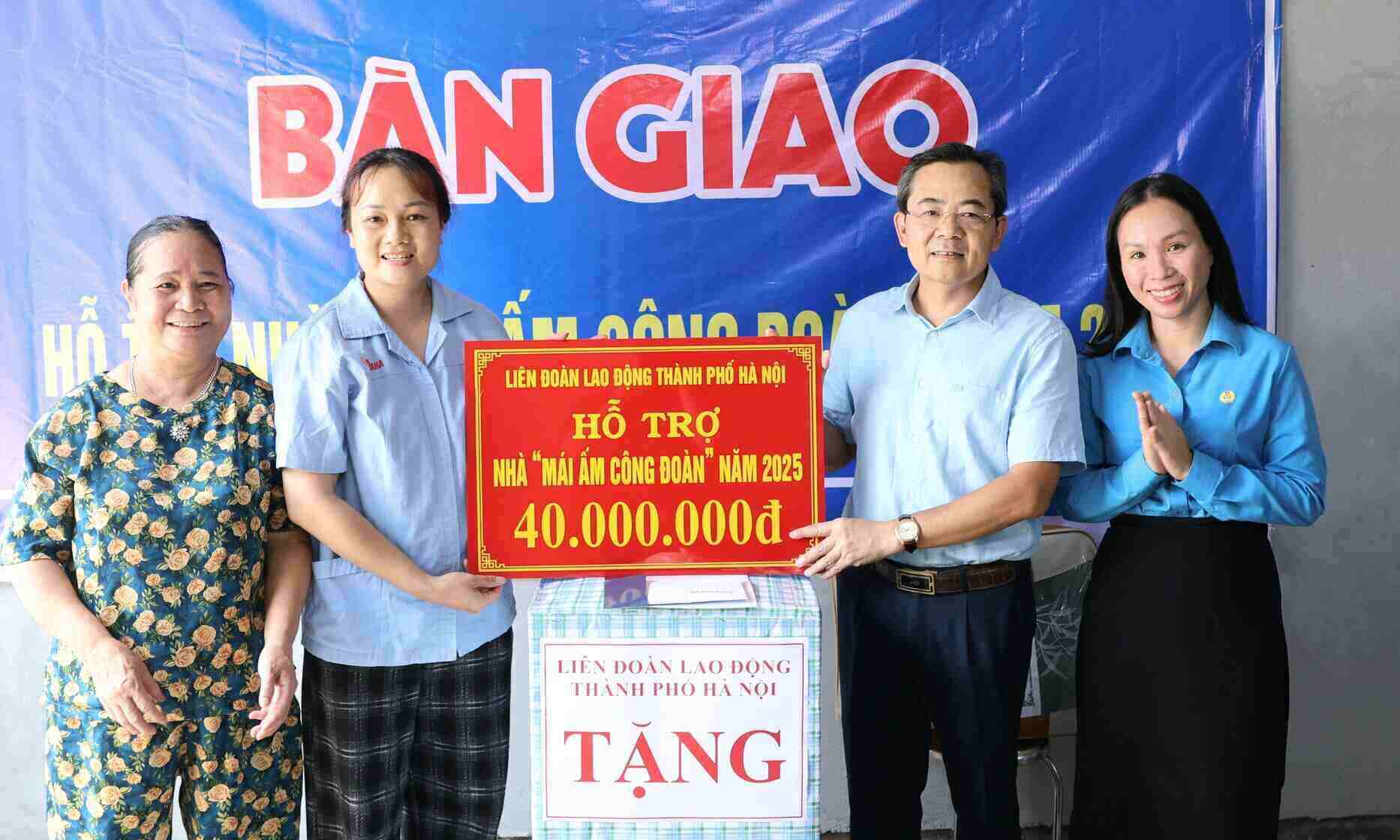 La Federacion Laboral de Hanoi otorgo la financiacion para la construccion de un refugio sindical para la Sra. Duong Thi Xuyen - Trabajador de Yamaha Motor Vietnam Spare Parts Production Co., Ltd. Foto: Minh Hoan