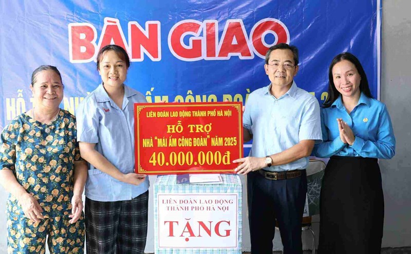 The Hanoi City Labor Federation presented financial support to build a Trade Union Shelter to Ms. Duong Thi Xuyen - a worker at Yamaha Motor Vietnam spare parts manufacturing company. Photo: Minh Hoan