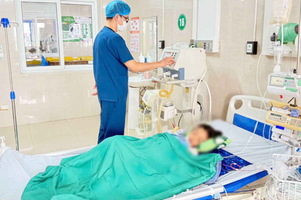 The young girl was given timely emergency care after being bitten by alike snake. Photo: BVSN