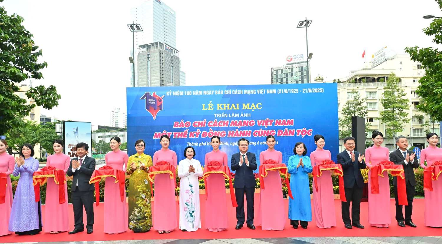 Cac dai bieu cat bang khai mac trien lam anh. Anh: Viet Dung