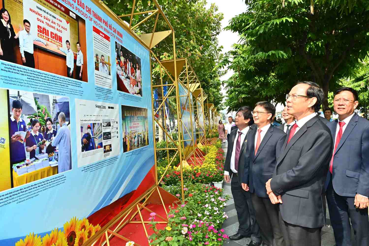 El secretario del Comite del Partido de la Ciudad de Ho Chi Minh, Nguyen Van, debe unirse a los delegados para visitar la exposicion fotografica. Foto: Viet Dung