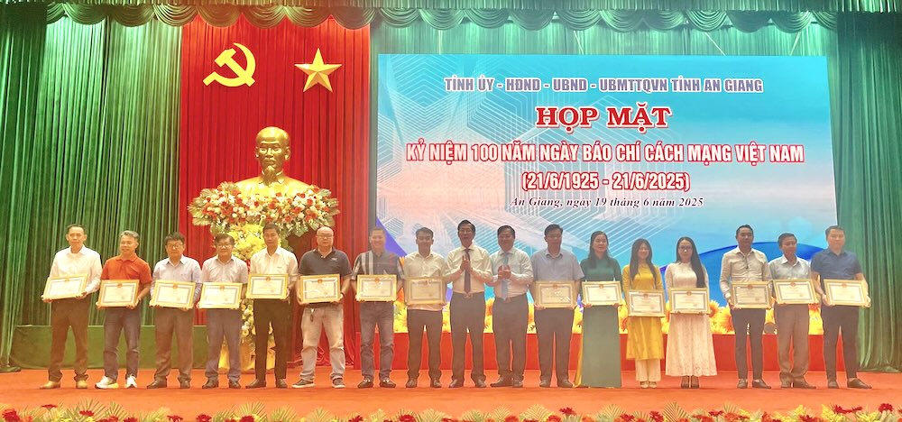 Lanh dao Tinh uy, UBND tinh An Giang trao tang bang khen cua Chu tich UBND tinh cho tap the cac bao co nhieu dong gop trong cong tac thong tin, tuyen truyen. Anh: