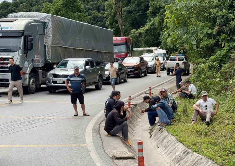 Tai nan khien giao thong ach tac, nhieu phuong tien phai dung cho doi thong tuyen moi co the tiep tuc hanh trinh. Anh: Duc Tuan.