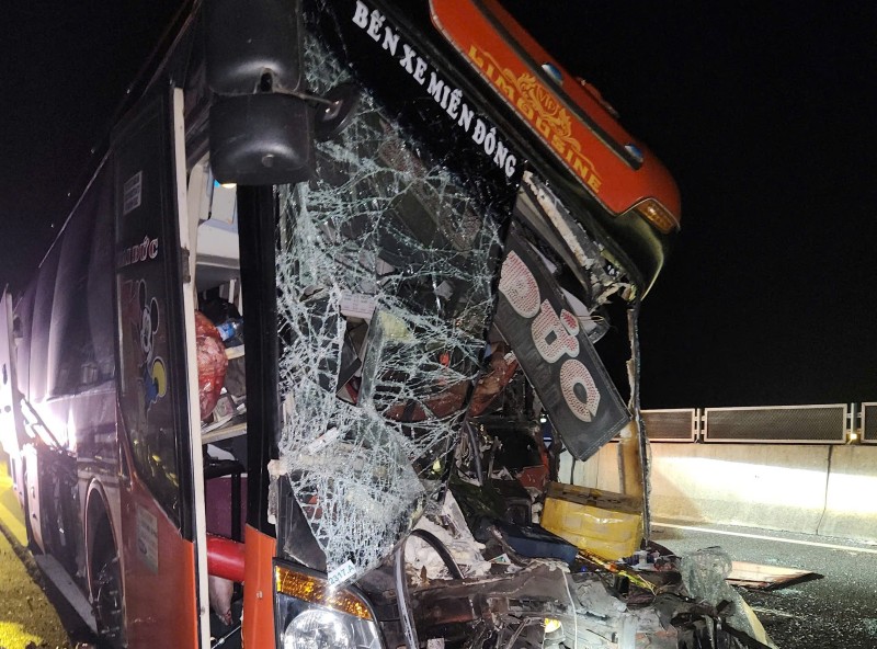El automovil del pasajero se derrumbo despues del horrible accidente en la carretera en Da Nang - Quang Ngai, la seccion que pasa el quang nam en la mañana del 19 de junio. Foto: Truong An