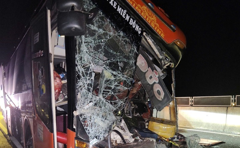 The passenger bus cabin crushed after a terrible accident on the Da Nang - Quang Ngai expressway, passing through Quang Nam on the morning of June 19. Photo: Truong An