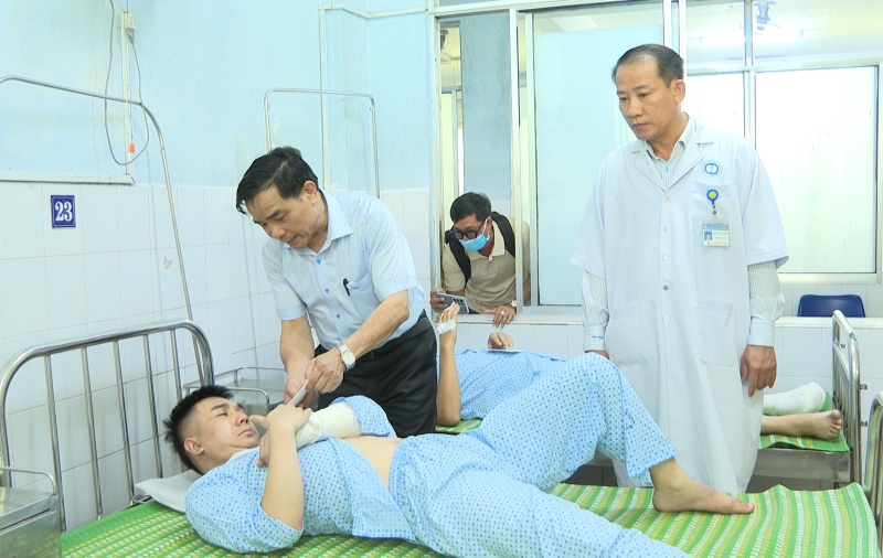 Lanh dao tinh Quang Nam tham hoi, dong vien cac nan nhan dang dieu tri tai benh vien. Anh: Dai Quang