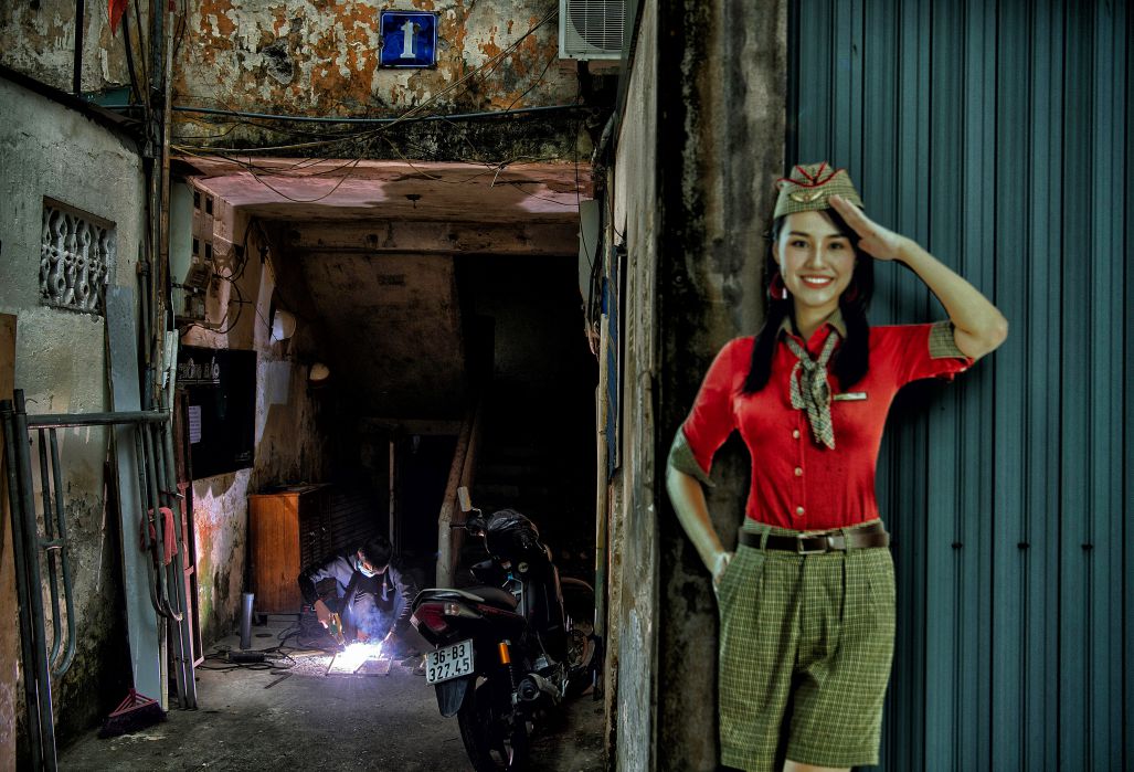 Mat tien cua mot khu tap the cu o Ha Noi. Day la buc anh nam trong du an anh ghi lai nhung khu tap the cu tai Ha Noi - nhung “nhan chung song” cua thoi ky Bao cap (1976 - 1986), dong thoi phan anh su phat trien kinh te do thi hien tai va tuong lai. Khi quy hoach hien dai dan thay the bang nhung toa nha choc troi, cau hoi dat ra la: Lam sao de phat trien ben vung ma van giu gin ky uc quy bau cua qua khu. Ảnh: Viet Van
