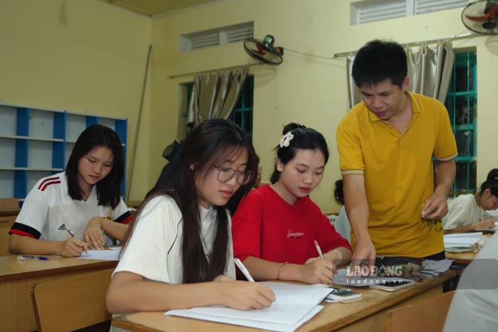 Teachers guide and review lessons for students of Dien Bien Province Boarding School for Ethnic Minorities. Photo: Quang Dat