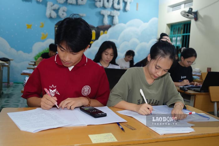Em Ly A Hai (ben trai) trong lop hoc dem. Anh: Quang Dat