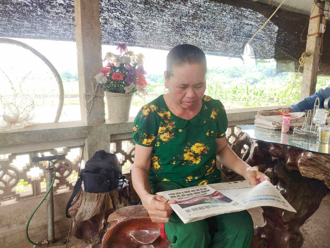 Ba Nghinh thuong xuyen doc sach, bao de nam bat cac thong tin, kip thoi tuyen truyen den nguoi dan trong xom. Anh: Binh Khang