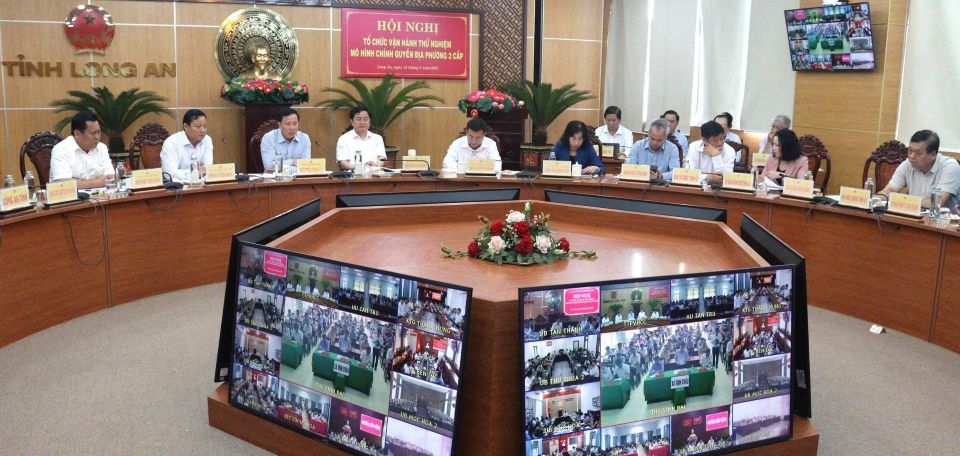 Scene at the main bridge point The conference to organize the trial operation of the 2-level local government model was held online, connecting to the bridge point of 60 new communes and wards of Long An province. Photo: Long An Portal