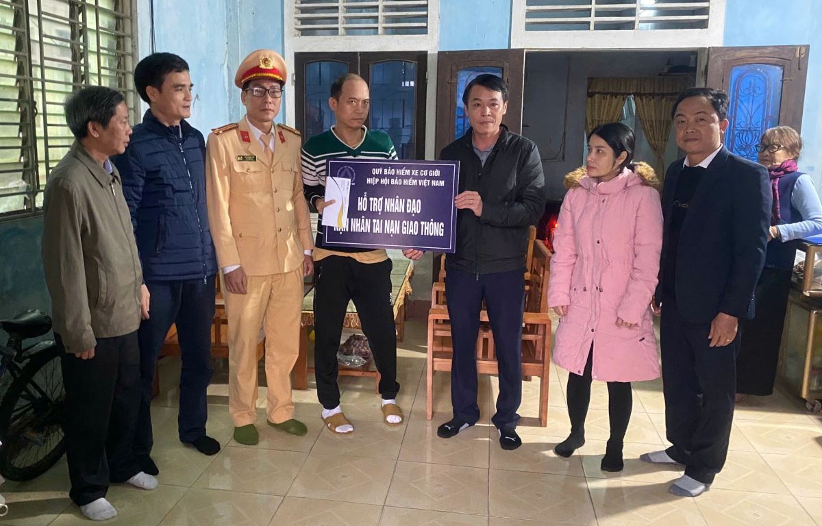 El Comite de Seguridad del Trafico Provincial Quang Tri coordino con unidades para otorgar la cantidad de dinero para apoyar el apoyo humanitario a la familia de la victima en accidentes de trafico. Foto: H.Nguyen.