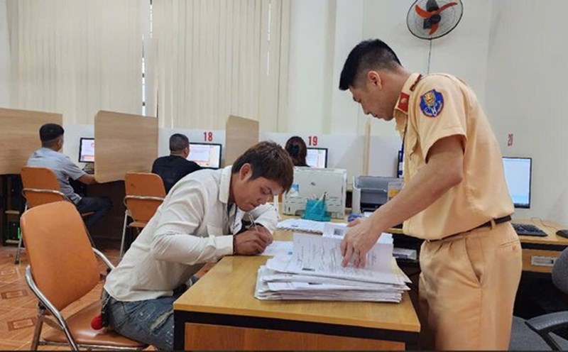 Traffic Police officers instruct candidates to complete the procedures before entering the theoretical test on the computer. Photo: Hoa Binh Traffic Police Department