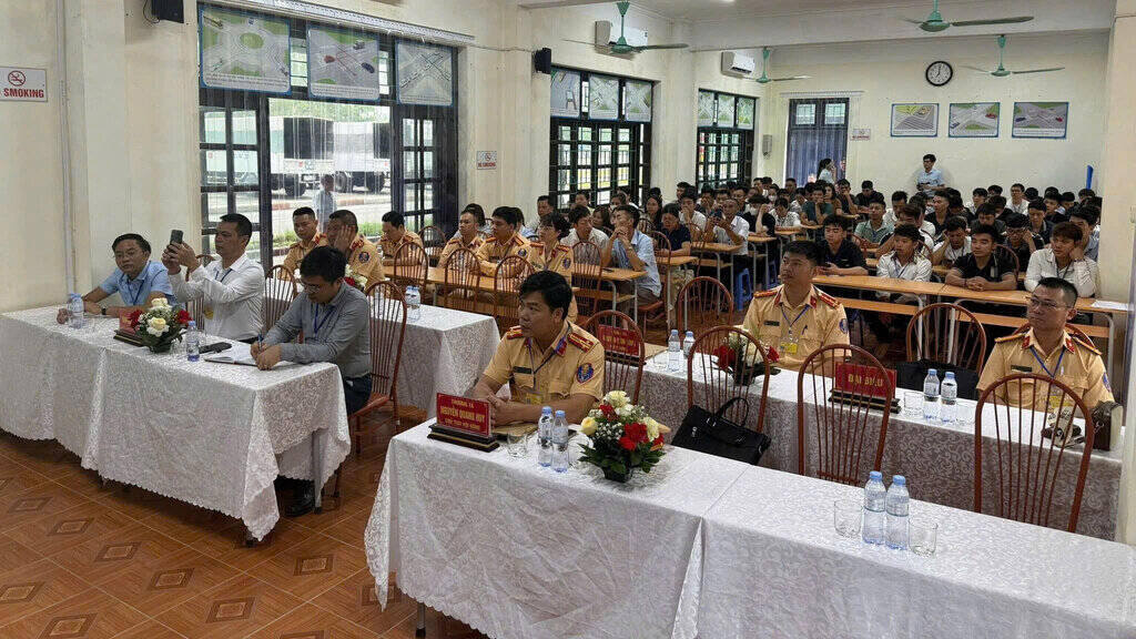 Cac hoc vien va luc luong Canh sat giao thong du le khai mac ky sat hach lai xe. Anh: Phong CSGT Hoa Binh