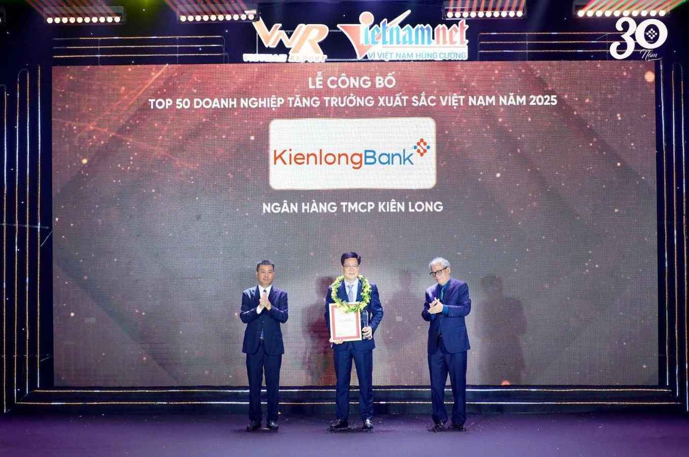 KienlongBank duoc vinh danh “Top 50 Doanh nghiep tang truong xuat sac nhat Viet Nam”.