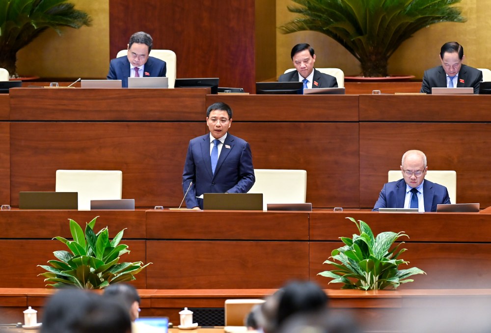Minister of Finance Nguyen Van Thang continues to answer questions before the National Assembly. Photo: Pham Dong