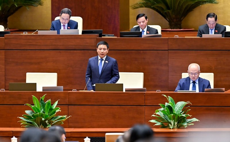 Minister of Finance Nguyen Van Thang continues to answer questions before the National Assembly. Photo: Pham Dong