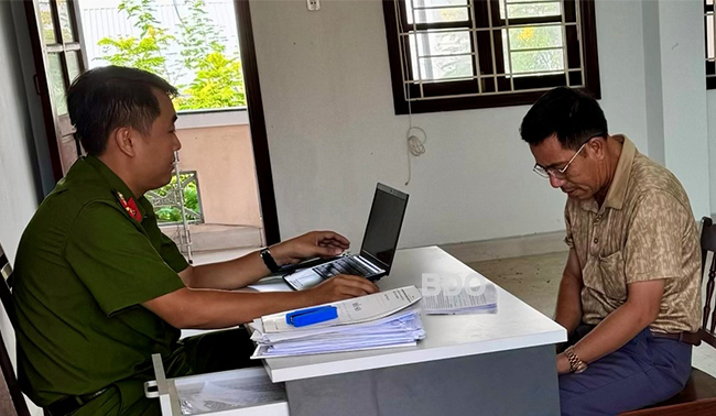 Công an tỉnh Bình Định làm việc với ông Hạnh. Ảnh: N.L