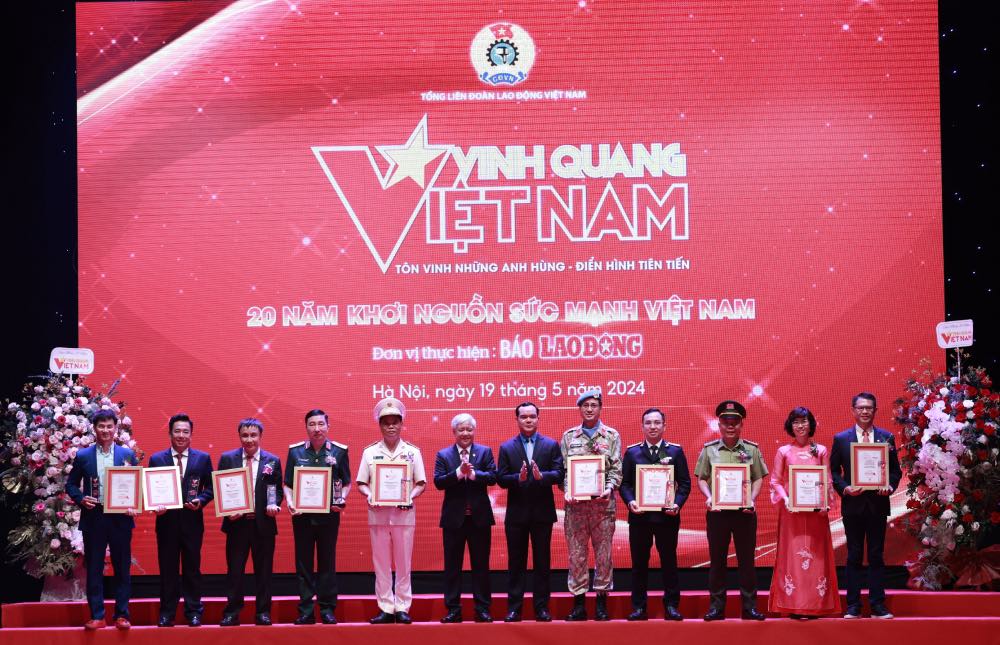Mr. Do Van Chien - Politburo member, Secretary of the Party Central Committee, Chairman of the Central Committee of the Vietnam Fatherland Front and Mr. Nguyen Dinh Khang - Member of the Party Central Committee, President of the Vietnam General Confederation of Labor awarded symbols and certificates of merit to 10 collectives honored at the Vietnam Glory in 2024. Photo: Hai Nguyen