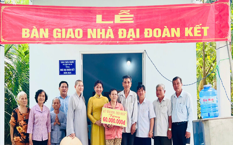 Giving shelter to a poor household in Tich Thien commune, Tra On district. Photo: Tra On District Health Center