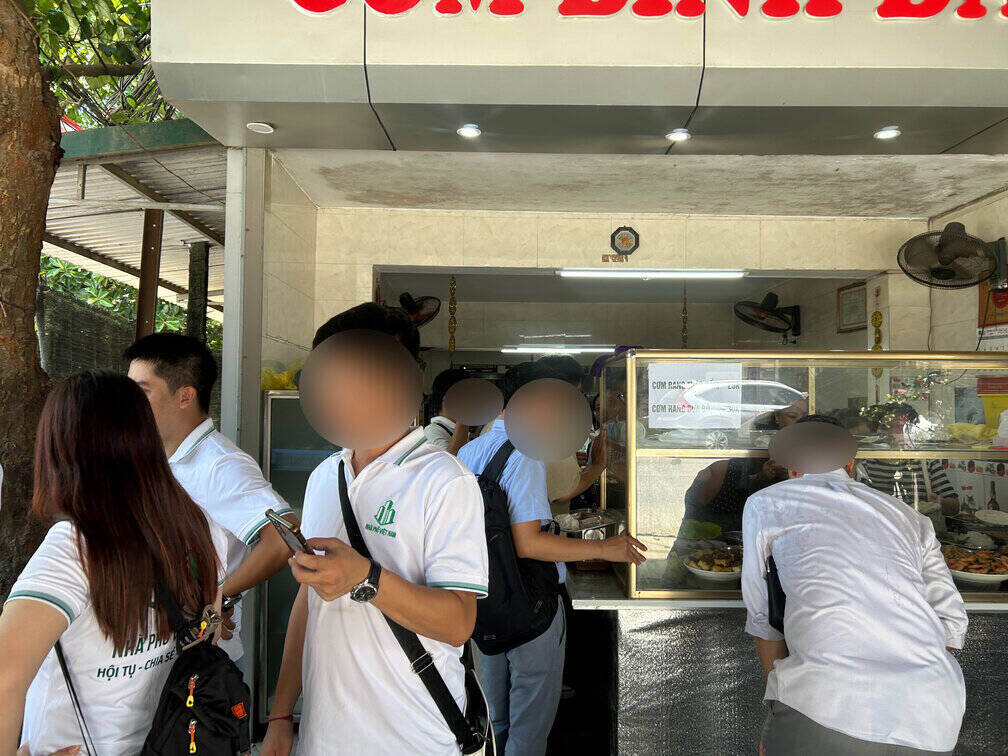 Quan com bui truoc cong dia diem thi dong nghit thi sinh xep hang cho den luot mua. Anh: Nhom PV