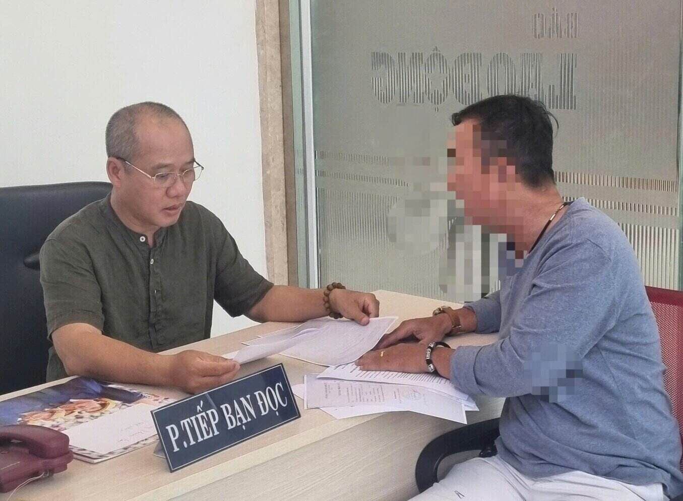 El periodista del periodico Lao Dong aconseja a los lectores. Foto: Duc Long