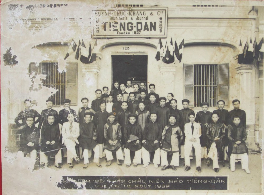 Mr. Huynh was the chu (the person sitting in the middle holding a fan) taking a photo at the Tieng Dan Newspaper office, which is also the headquarters of Huynh Thuc Khang Company in Hue. Photo: Da Nang Museum