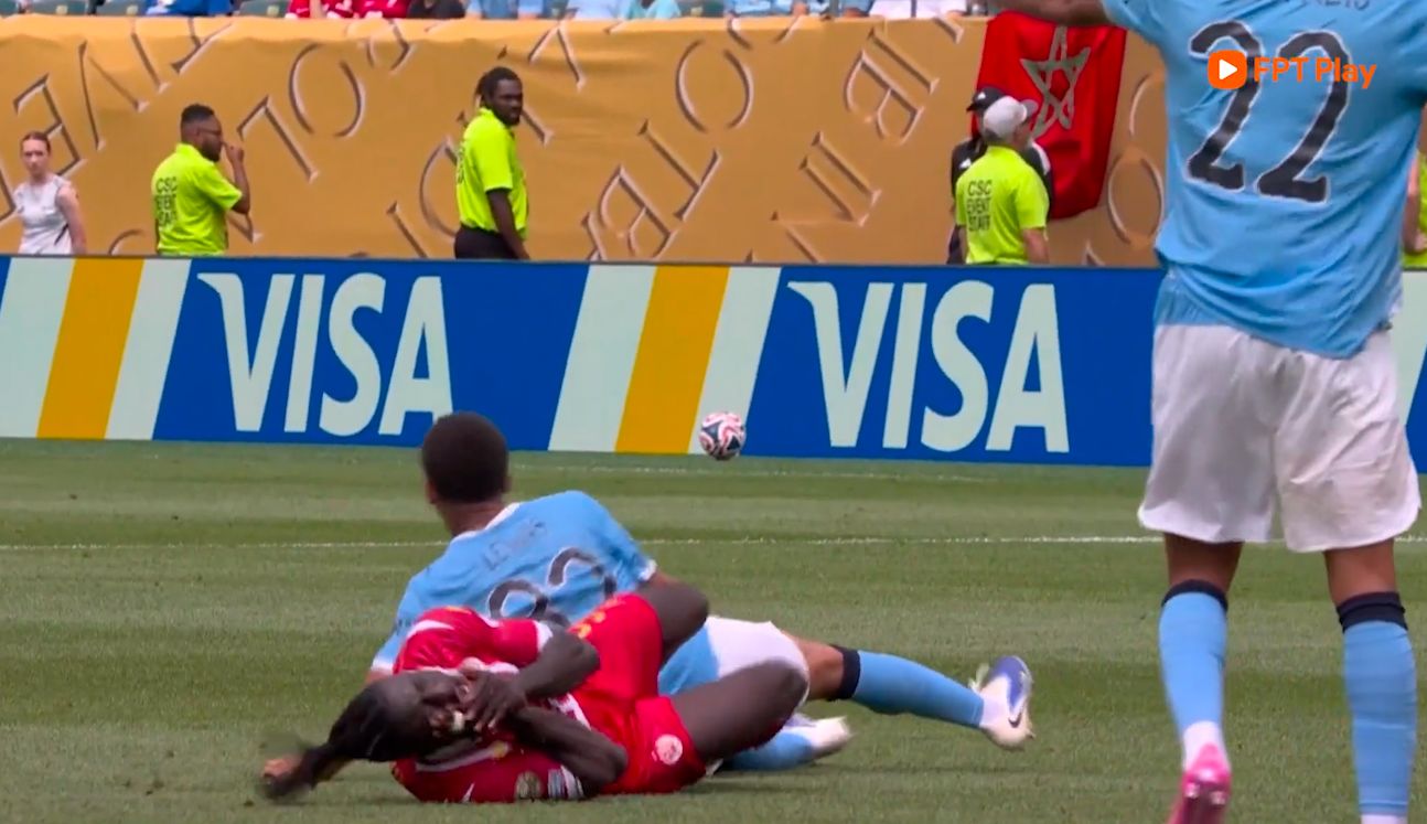 La colision entre Obeng de Wydad AC (rojo) y Lewis en el lado de la ciudad. Fotos cortadas de FPT Reproducir videos