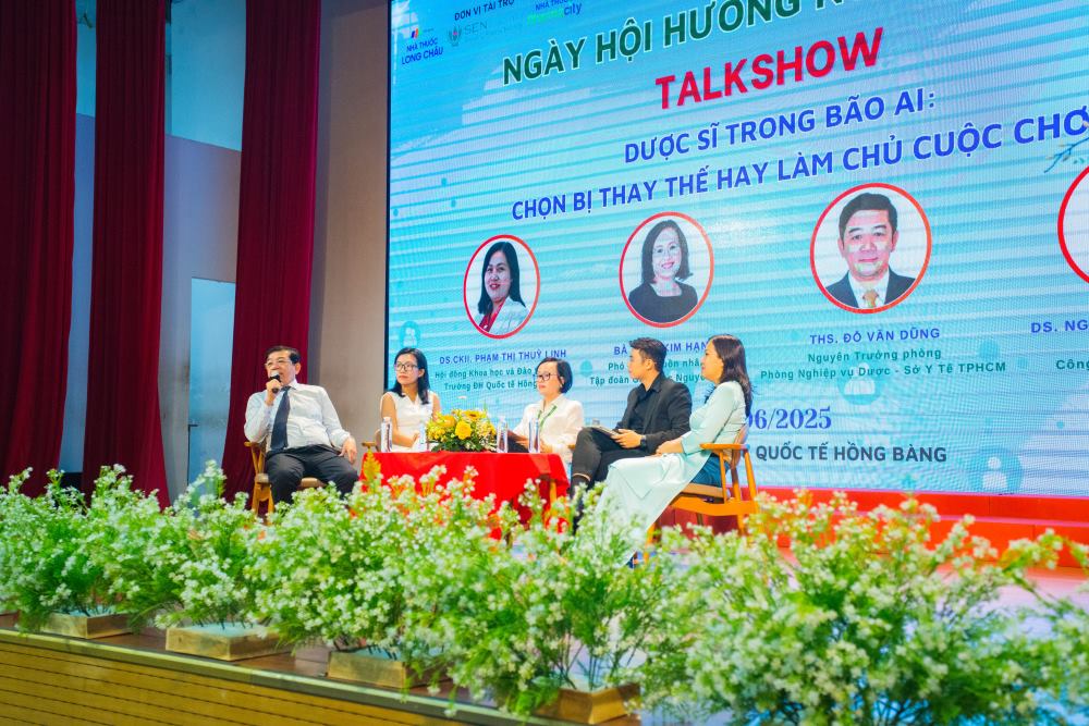 Speakers shared at the MEWE Career Day 2025 program with the theme "Pharmaceists in AI Storm". Photo: Lan Phuong