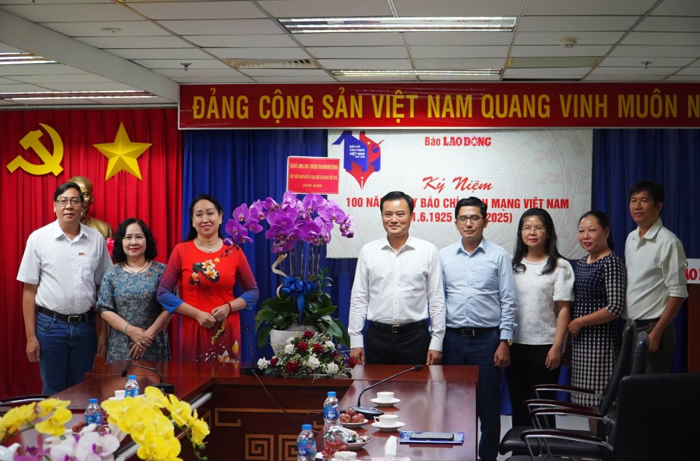 a tham, chuc mung Van phong Bao Dai Doan Ket tai TPHCM. Ảnh: Anh Tu