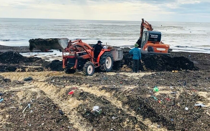 Garbage washed up on the coast in Quang Binh after storms. Photo: Xuan Sang