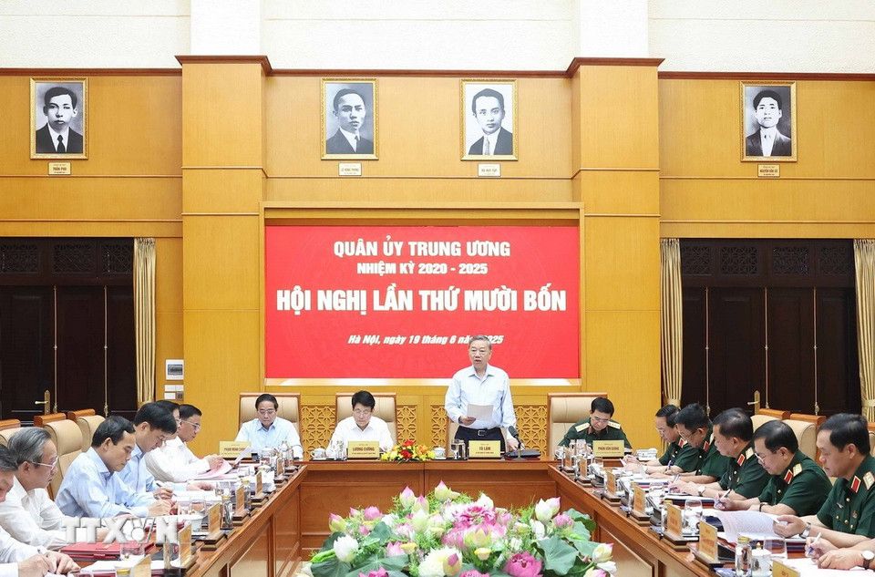 Tong Bi thu To Lam - Bi thu Quan uy Trung uong - chu tri cuoc hop. Anh: TTXVN