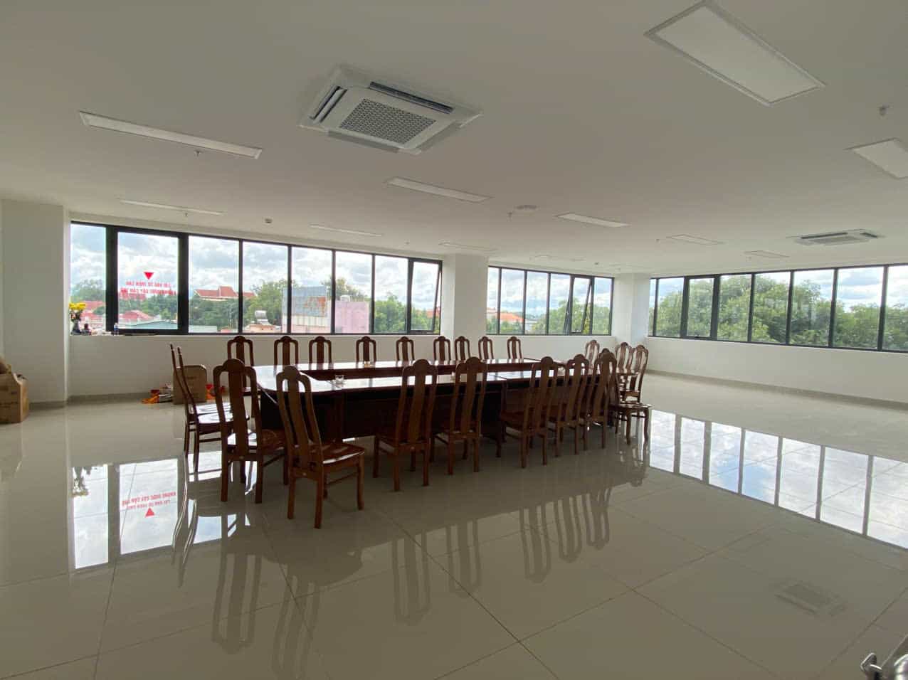 Ban lam viec, phong tiep dan chuan bi san sang. Anh: Thanh Tuan