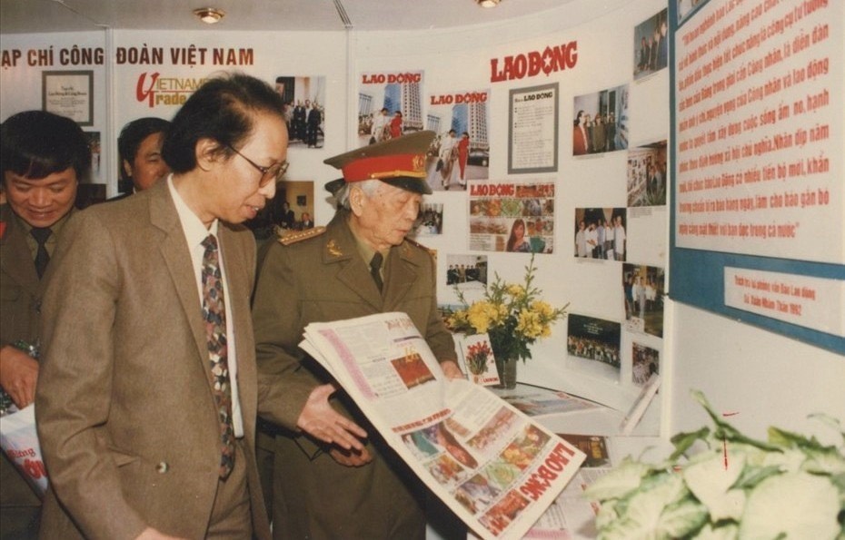 Dai tuong Vo Nguyen Giap va nguyen Tong Bien tap Bao Lao Dong Pham Huy Hoan tai gian trung bay bao Xuan Lao Dong. Anh: HOANG LUAT